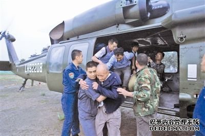 2010年8月19日,该旅直升机转运蒲江县受洪水威胁群众。