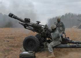 实弹射击演习上美军炮兵都很认真(1)