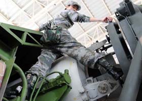 二炮女兵:芊芊玉手掌管国之利器(1)