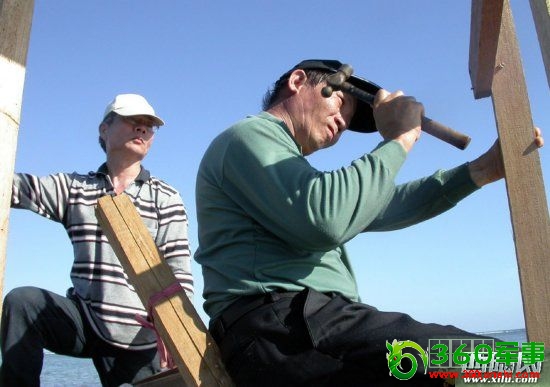 2007年,台湾台南柯志达和江苏陈方在黄岩岛上建造操作平台